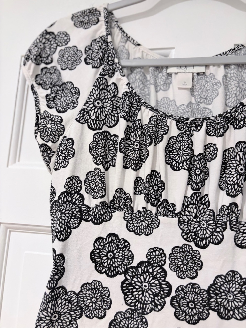 LOFT Black and White Floral Short Sleeve Scoop Neck Top - Picture 3 of 7